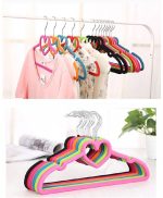 ⁦طقم شماعات قطيفة معدن بتصميم قلب - 5 قطع (عبوة 5 قطع)⁩ - الصورة ⁦3⁩