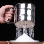 ⁦منخل استانلس ستيل يدوي بنظام السوستة لتوزيع الدقيق والسكر⁩ - الصورة ⁦5⁩